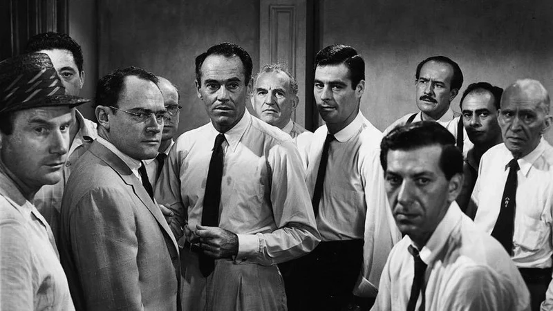 لما تتحبس في أوضة مع 12 راجل مفيش حد فيهم شبه التاني – فيلم 12 Angry Men